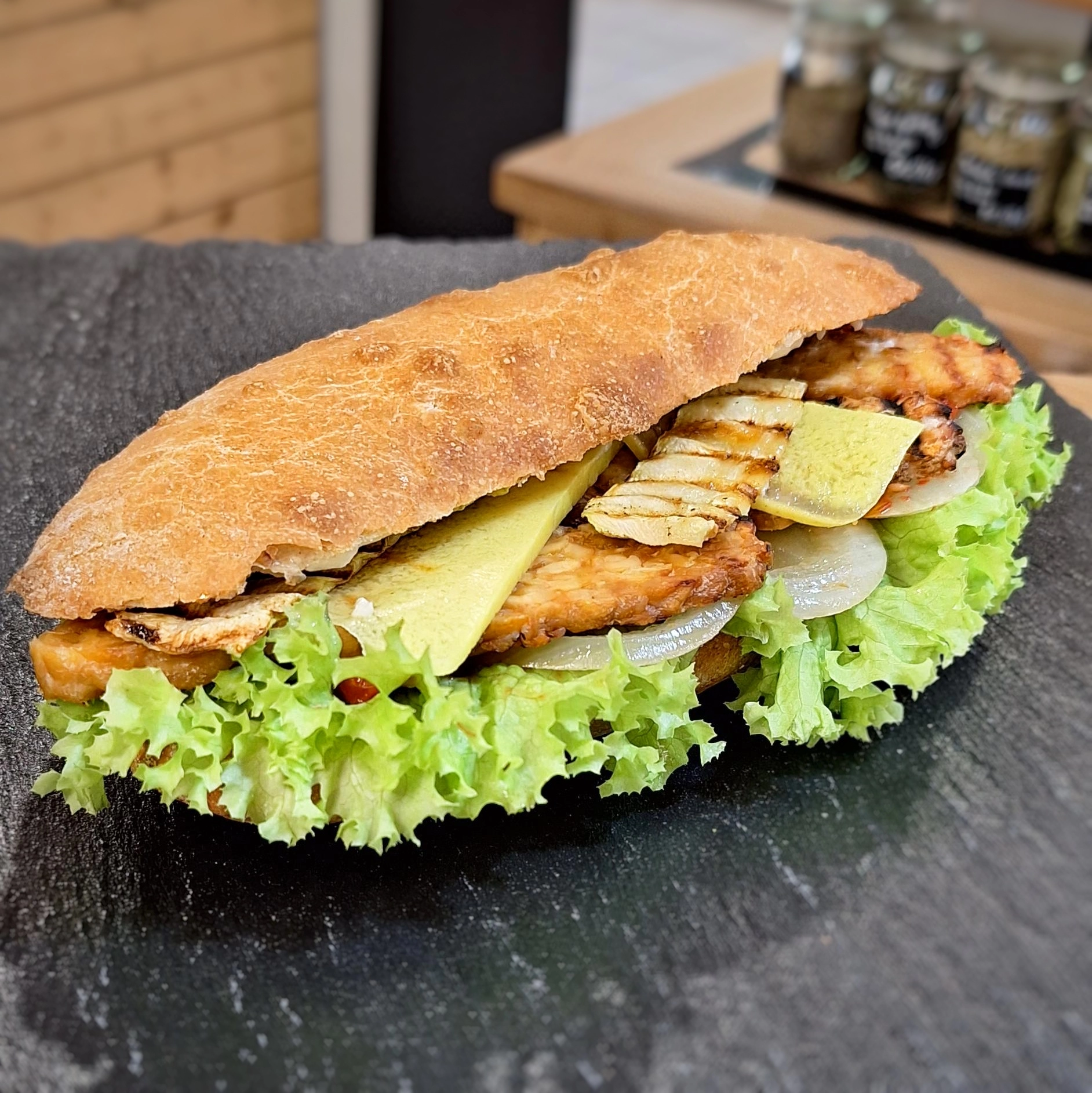 Ciabatta s tempehem a pečenou zeleninou