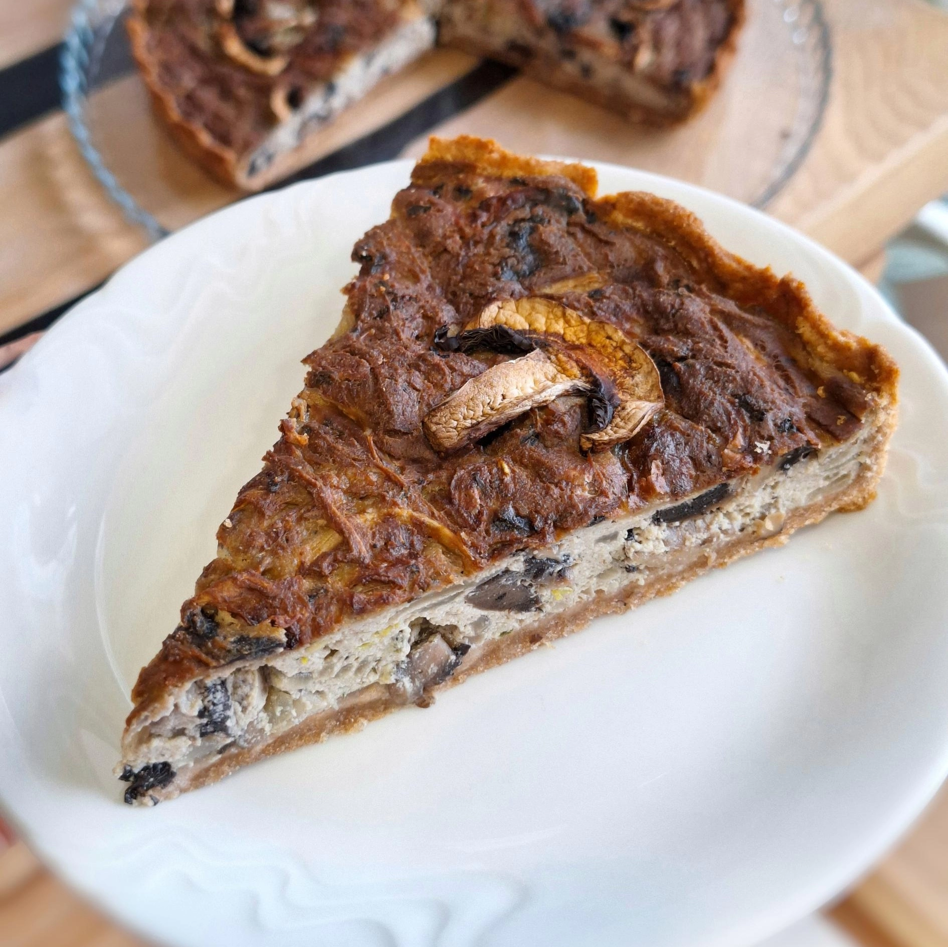Houbový quiche s cibulí a tofu
