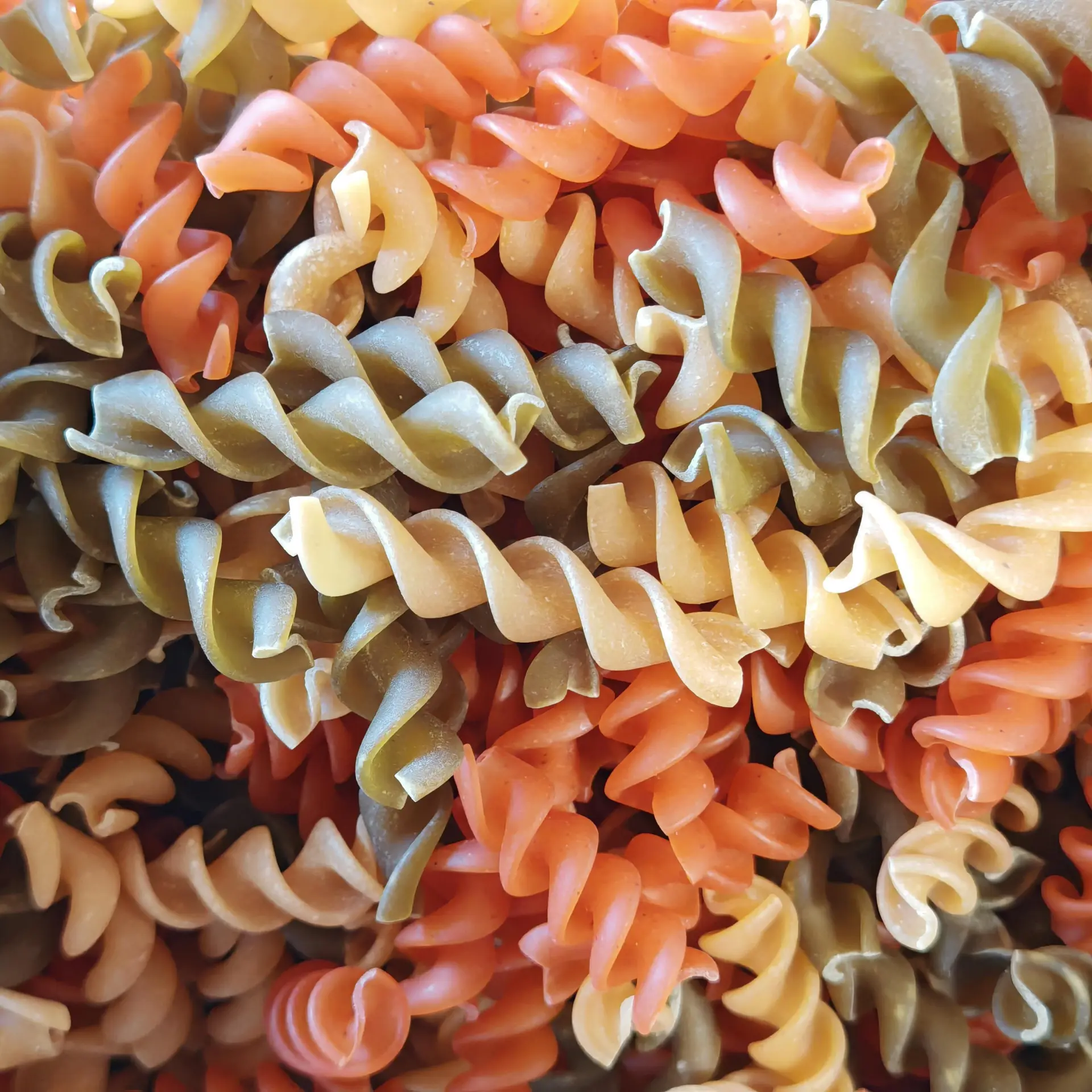 Těstoviny trojbarevné z červené čočky, zeleného hrachu a cizrny Fusilli - vřetena